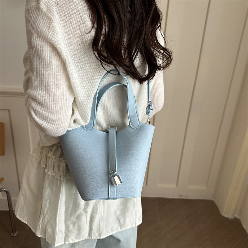 Black and pink combination handbag for women, 2026 new model, high-end bucket bag, exquisite small tote bag for going out in summer